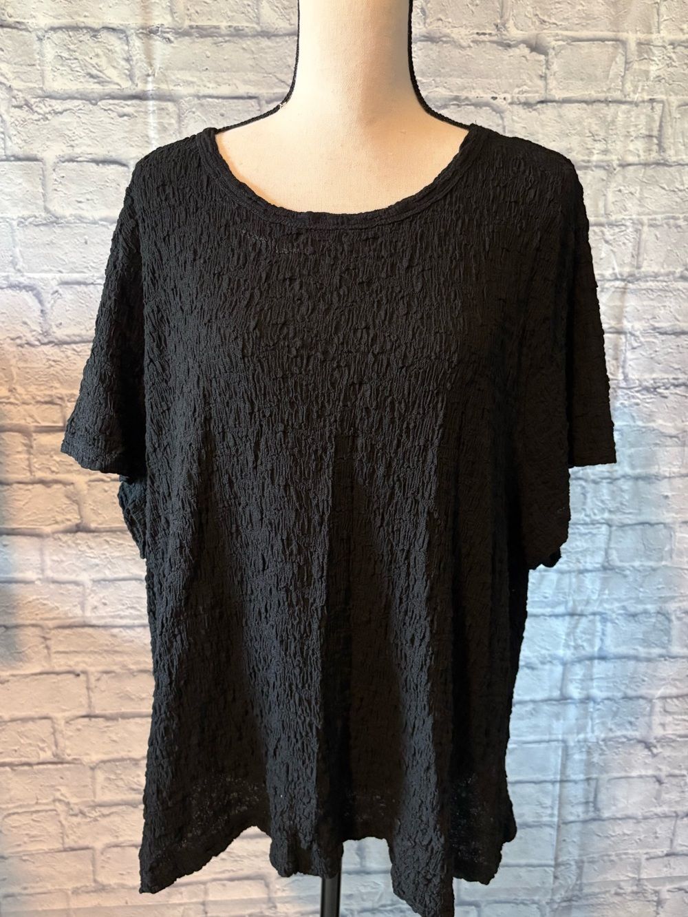 CeCe Black Textured Short Sleeve Tee